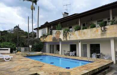 Imagem: A casa possui 5 Dormitórios, 5 Banheiros, 2 Vagas na garagem