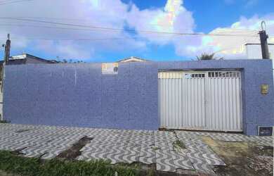 Imagem: A casa possui 3 Dormitórios, 1 Banheiro, 1 Vaga na garagem