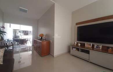 Imagem: A casa possui 4 Dormitórios, 4 Banheiros, 4 Vagas na garagem