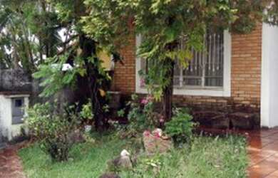 Imagem: A casa possui 3 Dormitórios, 2 Banheiros, 2 Vagas na garagem