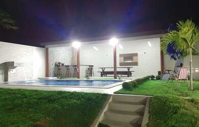 Imagem: A casa à venda possui 2 Dormitórios e 3 Vagas na garagem e