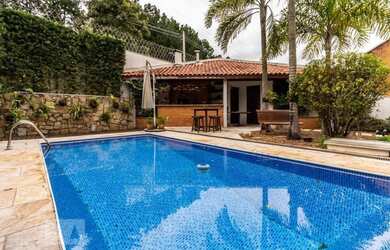 Imagem: A casa possui 4 Dormitórios, 4 Banheiros, 2 Vagas na garagem