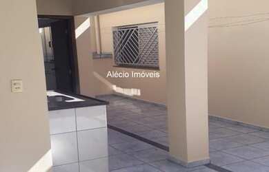 Imagem: A casa possui 3 Dormitórios, 3 Banheiros, 1 Vaga na garagem