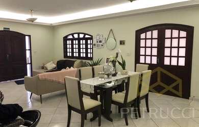 Imagem: A casa possui 3 Dormitórios, 3 Banheiros, 5 Vagas na garagem