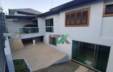 Imagem: A casa possui 4 Dormitórios, 3 Banheiros, 4 Vagas na garagem