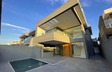 Imagem: A casa em condomínio possui 4 Dormitórios, 5 Banheiros, 4