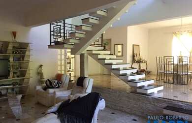 Imagem: A casa em condomínio possui 5 Dormitórios, 5 Banheiros, 450m²