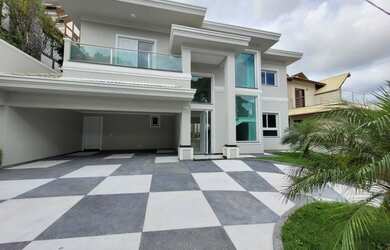 Imagem: A casa possui 4 Dormitórios, 5 Banheiros, 5 Vagas na garagem