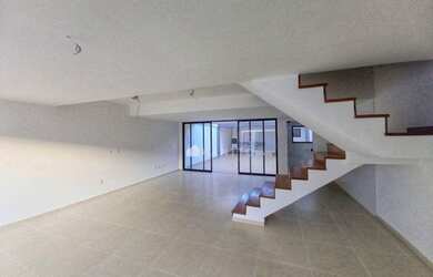 Imagem: A casa possui 3 Dormitórios, 3 Banheiros, 2 Vagas na garagem