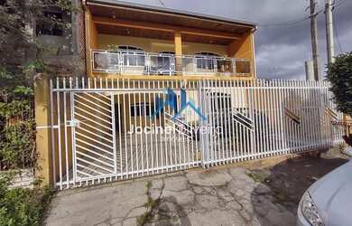 Imagem: A casa possui 3 Dormitórios, 2 Banheiros, 3 Vagas na garagem