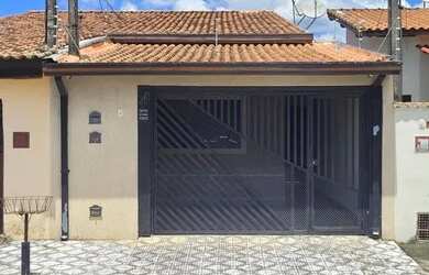 Imagem: A casa possui 2 Dormitórios, 2 Banheiros, 2 Vagas na garagem