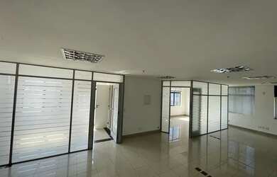 Imagem: O depósito possui 2 Vagas na garagem e 92m² de Área e está