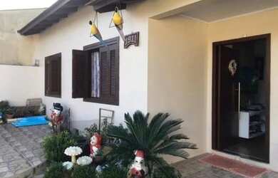 Imagem: A casa possui 3 Dormitórios, 2 Banheiros, 1 Vaga na garagem