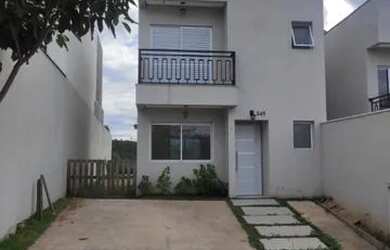 Imagem: A casa possui 2 Dormitórios, 2 Banheiros, 2 Vagas na garagem