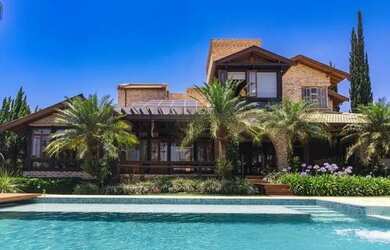 Imagem: A casa em condomínio possui 5 Dormitórios, 5 Banheiros, 5