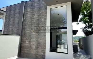 Imagem: A casa possui 3 Dormitórios, 3 Banheiros, 2 Vagas na garagem