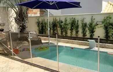 Imagem: A casa possui 4 Dormitórios, 3 Banheiros, 4 Vagas na garagem