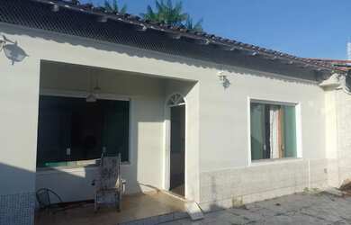 Imagem: A casa possui 3 Dormitórios, 2 Banheiros, 350m² de Área