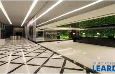 Imagem: O depósito possui 5 Vagas na garagem e 650m² de Área e está