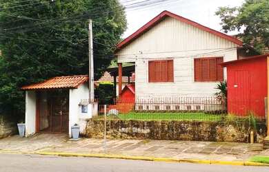 Imagem: A casa possui 3 Dormitórios, 2 Banheiros, 1 Vaga na garagem