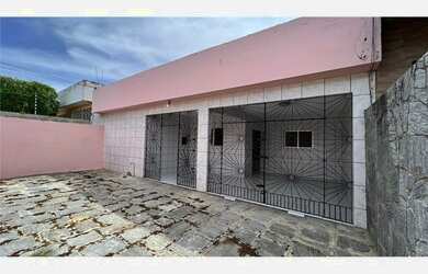 Imagem: A casa possui 3 Dormitórios, 4 Banheiros, 3 Vagas na garagem