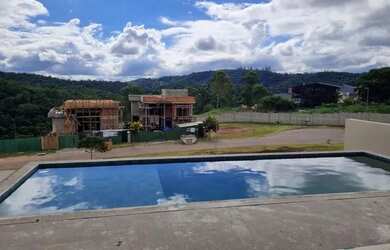 Imagem: A casa em condomínio possui 4 Dormitórios, 5 Banheiros, 4