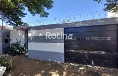 Imagem: A casa possui 3 Dormitórios, 4 Banheiros, 3 Vagas na garagem