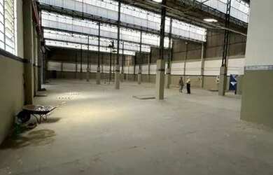 Imagem: O depósito possui 5 Vagas na garagem e está localizado em