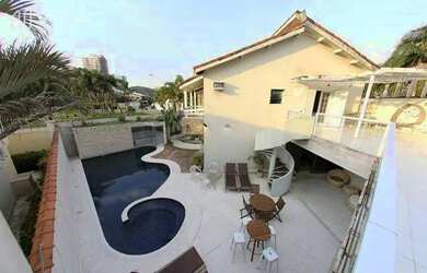 Imagem: A casa possui 4 Dormitórios, 4 Banheiros, 5 Vagas na garagem