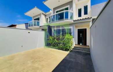 Imagem: A casa possui 3 Dormitórios, 2 Banheiros, 2 Vagas na garagem