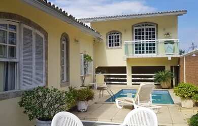 Imagem: A casa possui 3 Dormitórios, 2 Banheiros, 2 Vagas na garagem