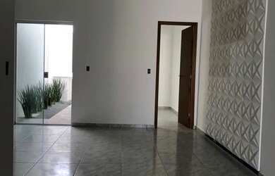 Imagem: A casa possui 2 Dormitórios, 2 Banheiros, 1 Vaga na garagem