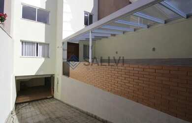 Imagem: A casa possui 4 Dormitórios, 3 Banheiros, 2 Vagas na garagem