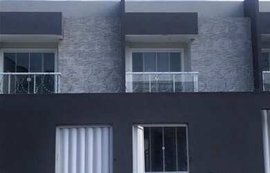 Imagem: A casa possui 3 Dormitórios, 2 Banheiros, 2 Vagas na garagem