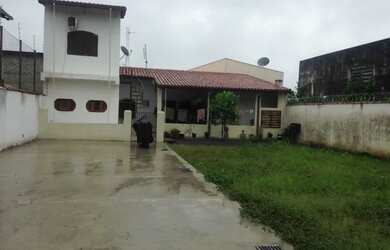 Imagem: A casa possui 3 Dormitórios, 3 Banheiros, 4 Vagas na garagem