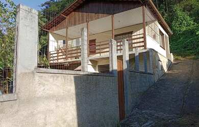 Imagem: A casa possui 3 Dormitórios, 2 Banheiros, 4 Vagas na garagem