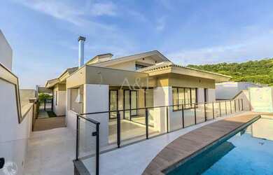 Imagem: A casa em condomínio à venda possui 3 Dormitórios, 4 Banheiros