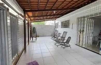 Imagem: A casa possui 3 Dormitórios, 2 Banheiros, 2 Vagas na garagem