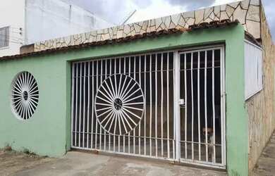 Imagem: A casa possui 3 Dormitórios, 2 Banheiros e 3 Vagas na garagem