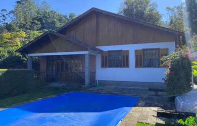 Imagem: A casa possui 3 Dormitórios, 2 Banheiros, 3 Vagas na garagem