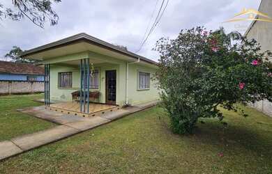 Imagem: A casa possui 3 Dormitórios, 1 Banheiro, 1 Vaga na garagem