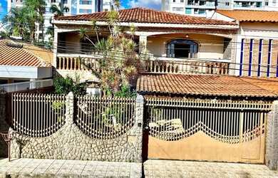 Imagem: A casa possui 4 Dormitórios, 5 Banheiros, 4 Vagas na garagem