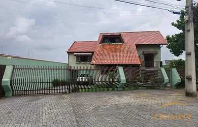 Imagem: A casa possui 5 Dormitórios, 3 Banheiros, 4 Vagas na garagem