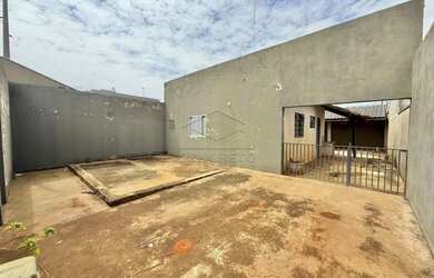 Imagem: A casa possui 2 Dormitórios, 1 Banheiro, 1 Vaga na garagem