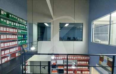 Imagem: O depósito possui 2 Vagas na garagem e 227m² de Área e está