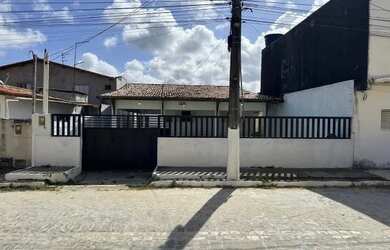 Imagem: A casa possui 3 Dormitórios, 2 Banheiros, 3 Vagas na garagem