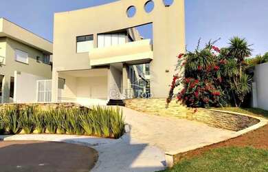 Imagem: A casa em condomínio possui 4 Dormitórios, 5 Banheiros, 1