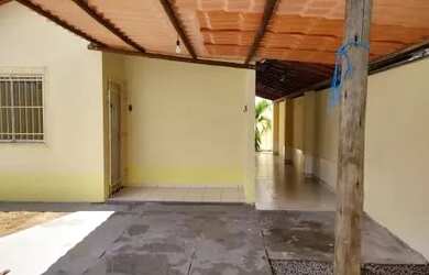 Imagem: A casa possui 3 Dormitórios, 2 Banheiros, 1 Vaga na garagem