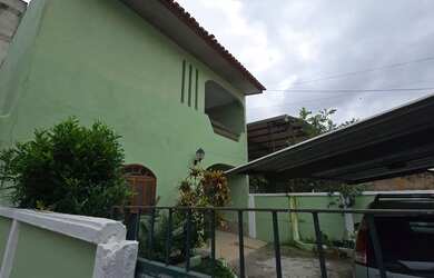 Imagem: A casa possui 4 Dormitórios, 3 Banheiros, 2 Vagas na garagem