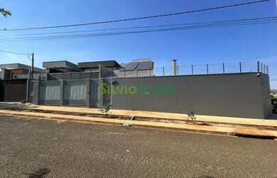 Imagem: A casa possui 3 Dormitórios, 2 Banheiros, 2 Vagas na garagem